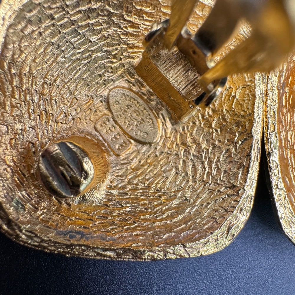 LOT 1613 24K gold plated CHANEL vintage clip on earrings - Picture 5 of 11